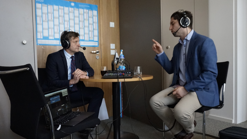cinemascope (818x460 px) Journalist Patrick Pehl im Interview mit Haushaltspolitiker Kay Gottschalk © Kenny Dettmers