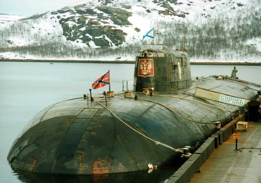 Die festgemachte Kursk. Zu seiner Zeit das größte Atom-U-Boot der russischen Flotte. Wohl im Hafen Wladywostok.