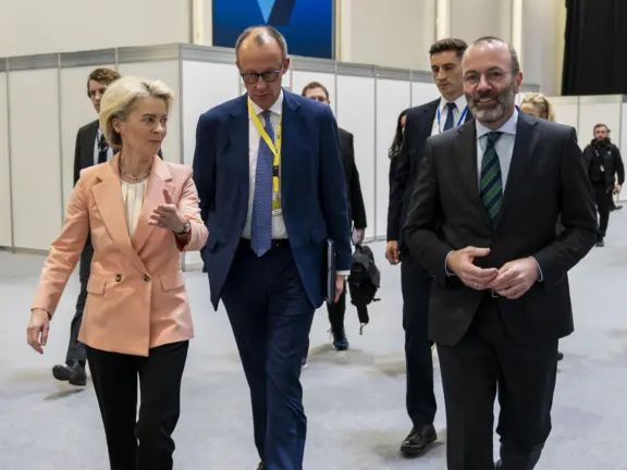 header-mobil (576x432 px) Friedrich Merz (MdB) mit Ursula von der Leyen und Manfred Weber (MdEP) beim EPP Congress in Bucharest