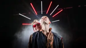 Liliom lässt sich vom Stutzer überreden – Fassung am Berliner Ensemble, uraufgeführt 2024 in Berlin