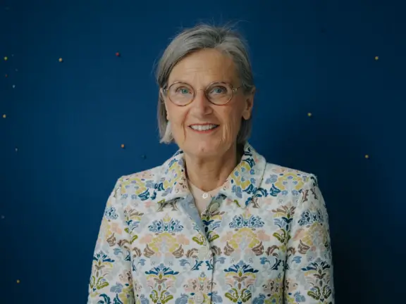 header-mobil (576x432 px) Dorothea Störr-Ritter muss die Punkte zusammenführen. An einer Pinnwand fällt Licht ins Konferenzzimmer.