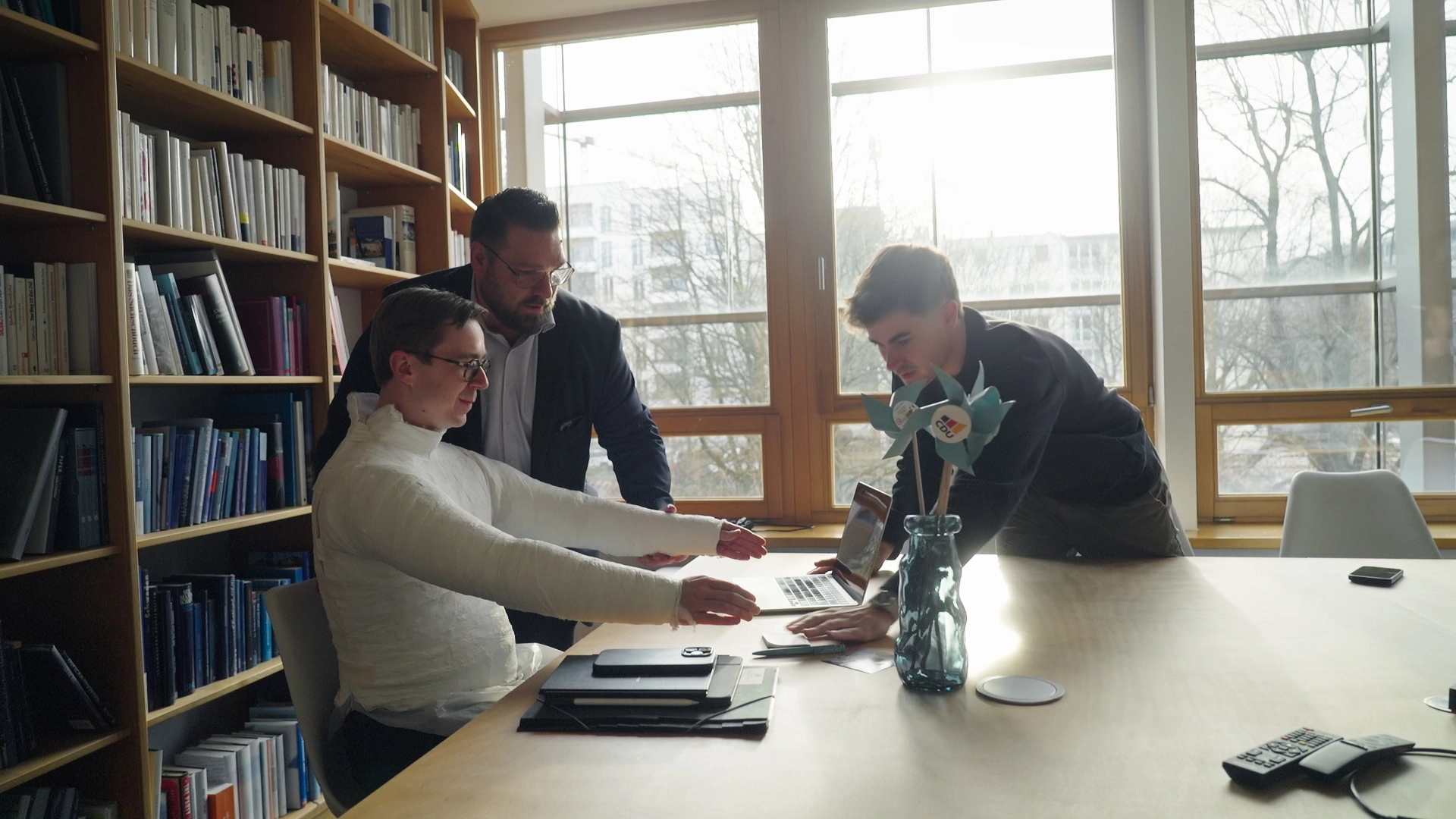 header-sehr-gross (1920x1080 px) Inside CDU - Philipp Amthor dreht einen Wahlwerbeclip in der Bibliothek des Konrad-Adenauer-Hauses (KAH)