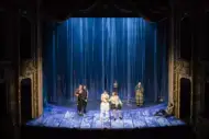 „Was ihr wollt“ im Berliner Ensemble. Der Plastevorhang symbolisiert die Traumwelt.