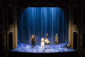 „Was ihr wollt“ im Berliner Ensemble. Der Plastevorhang symbolisiert die Traumwelt.